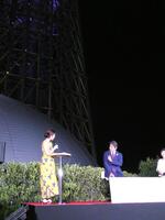 　点灯されたスカイツリーをバックにトークする（中央の）織田裕二