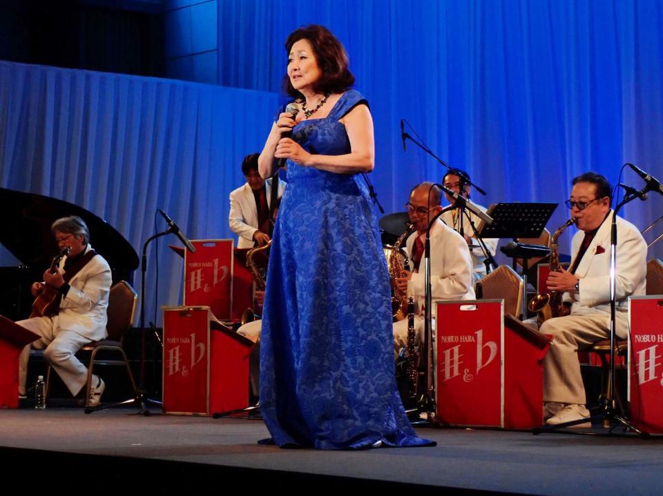 　原信夫とシャープス＆フラッツをバックに歌う阿川泰子