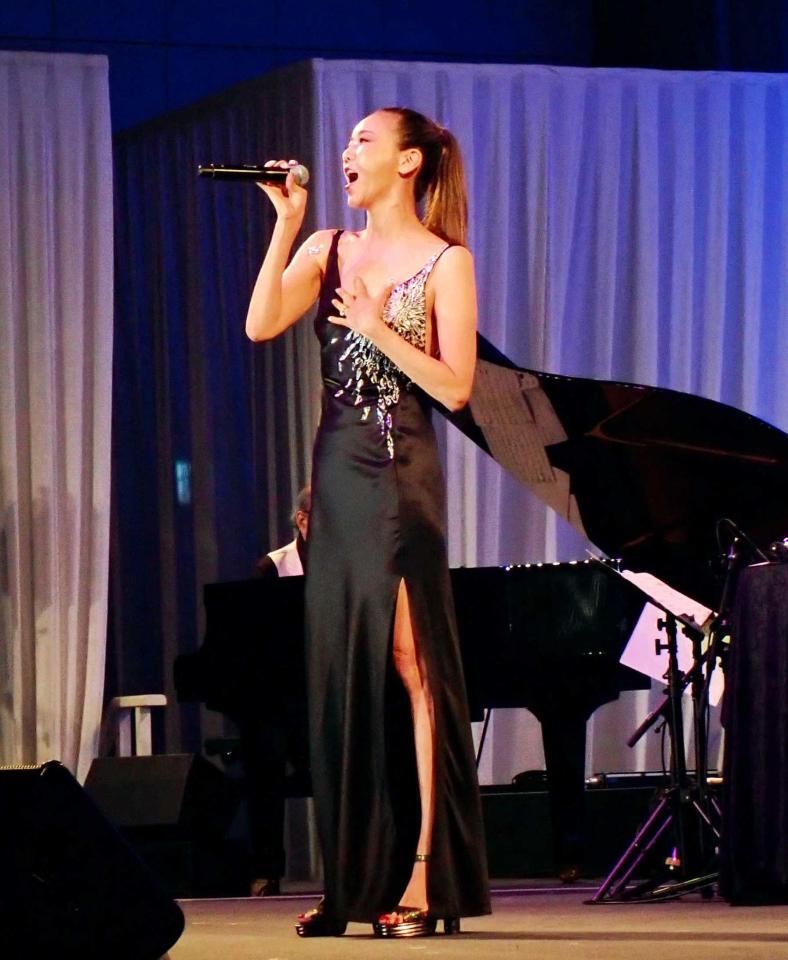 　「ニューヨーク、ニューヨーク」を熱唱する和央ようか