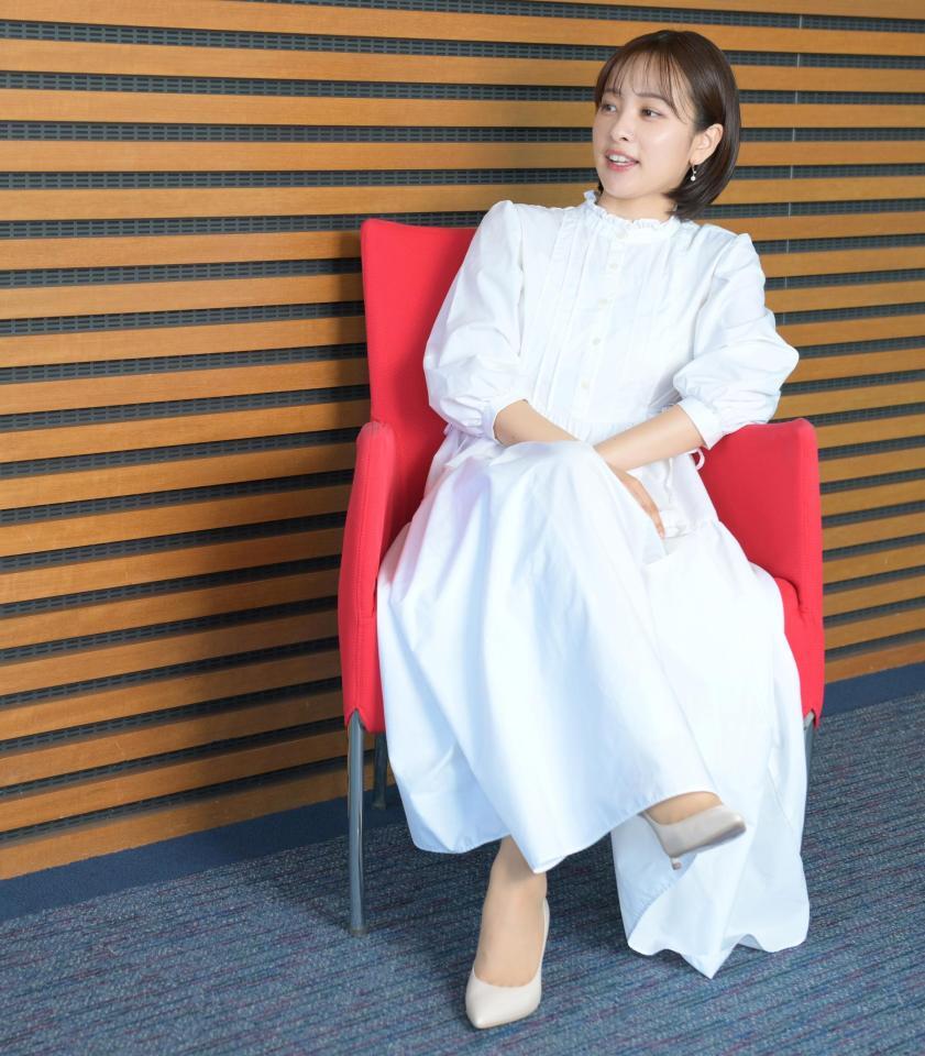 　映画「千と千尋の神隠し」に登場する湯婆婆のモノマネをする日本テレビ・河出奈都美アナウンサー。一瞬で湯婆婆が憑依していました（撮影・伊藤笙子）