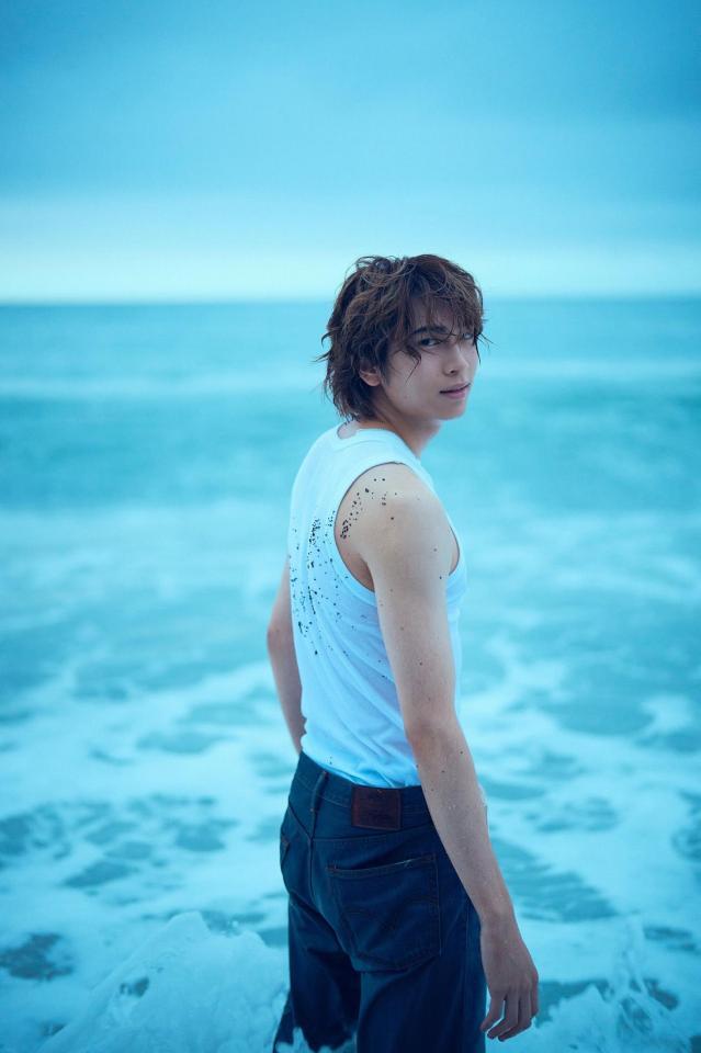 　「庄司浩平写真集」より　©ＫＡＤＯＫＡＷＡ／撮影：神藤剛