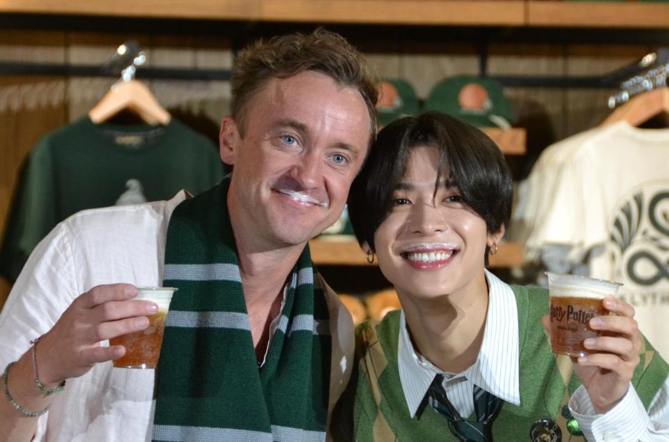 　「ハリー・ポッターショップ原宿　オープン記念イベント」に登場した松島聡（右）とトム・フェルトン