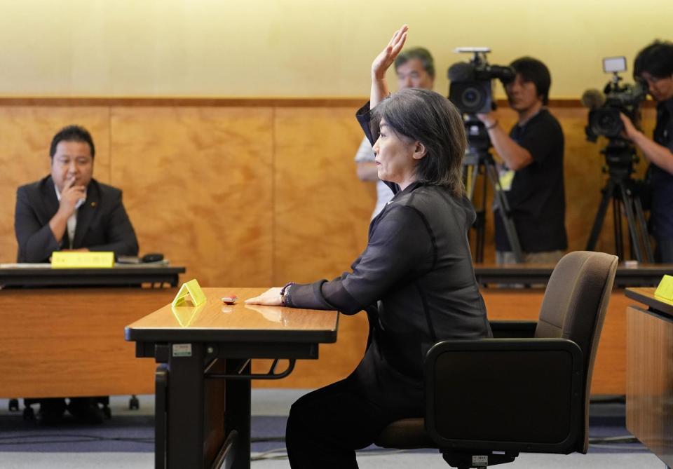 　静岡県伊東市議会の百条委員会で、証人尋問に応じる田久保真紀市長