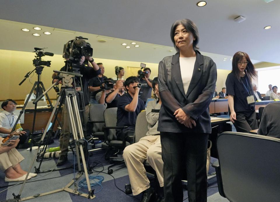 　静岡県伊東市議会の百条委員会で、証人尋問に臨む田久保真紀市長