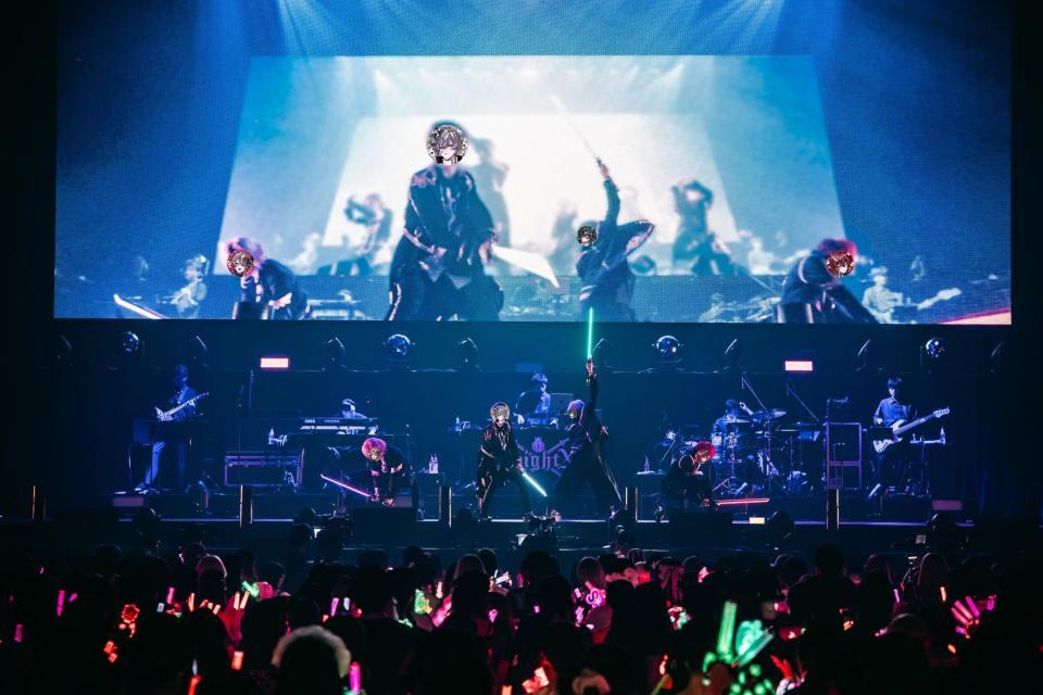 　パフォーマンスを行う「騎士Ｘ　－　Ｋｎｉｇｈｔ　Ｘ　－」（左から）てるとくん、タケヤキ翔、しゆん、ばぁう