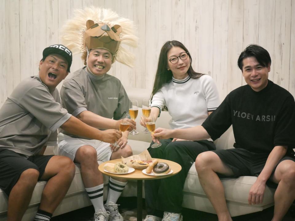 　パーティー感満載で撮影に応じた（左から）瀬下豊、大西ライオン、ＣＲＡＺＹ　ＣＯＣＯ、吉村崇