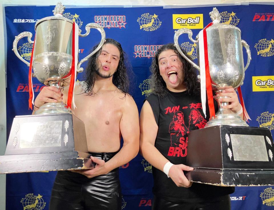 　兄の斉藤ジュン（左）と弟の斉藤レイ（２０２４年１２月）