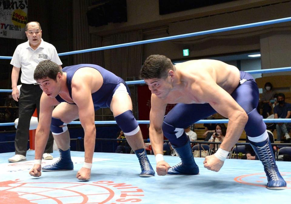 　デビューした斉藤レイ（左）と斉藤ジュン＝２０２１年６月