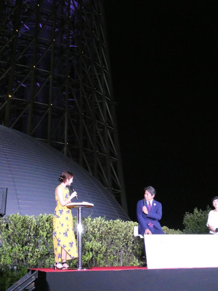 　点灯されたスカイツリーをバックにトークする（中央の）織田裕二