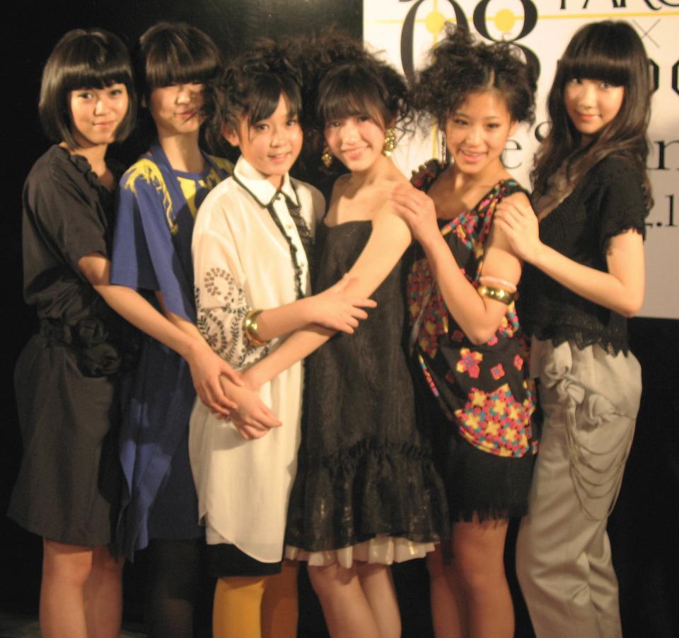 　ファッションショーでモデルデビューしたＡＫＢ４８の柏木由紀（右）＝２００７年