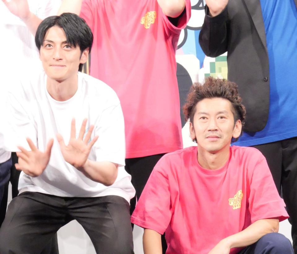 　公演後の取材会に出席したツートライブのたかのり（左）、周平魂