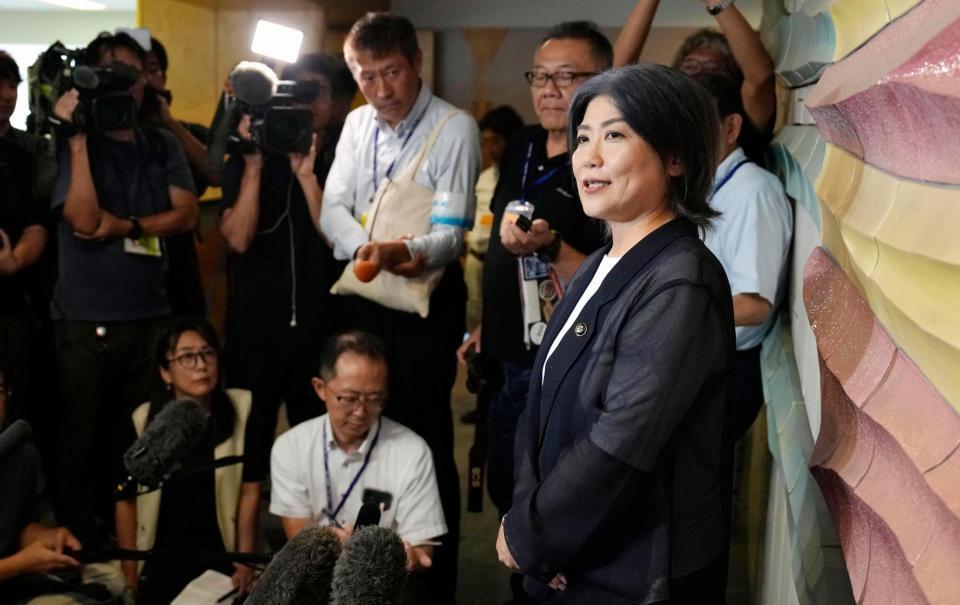 　静岡県伊東市議会の百条委員会での証人尋問を終え、記者の質問に答える田久保真紀市長