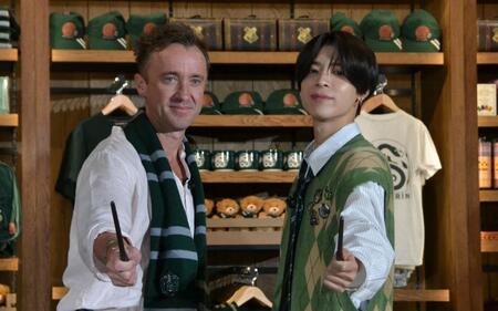 　「ハリー・ポッターショップ原宿　オープン記念イベント」に登場して、杖を片手にポーズを取る松島聡（右）とトム・フェルトン