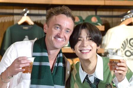 　バタービールを手にするトム・フェルトン（左）と松島聡