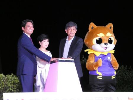 　スカイツリーの点灯スイッチを押した（左から）織田裕二、小池百合子東京都知事、尾縣貢氏、（右でポーズを決める）りくワン
