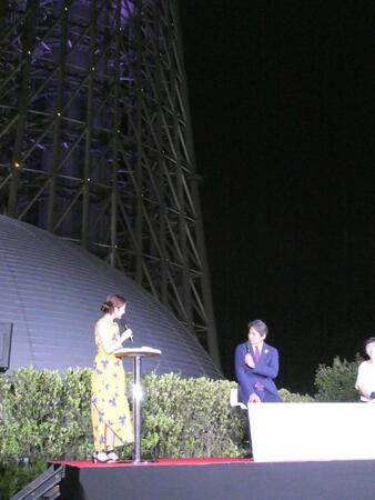 　点灯されたスカイツリーをバックにトークする（中央）