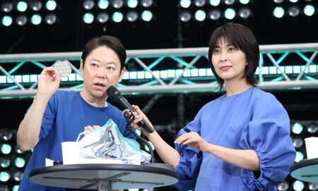 　グッズを紹介する阿部サダヲ（左）と松たか子