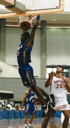 　人気タレントと異母兄弟の高橋マイケル。ユニバーシアードでは日本代表として活躍＝１９９５年８月