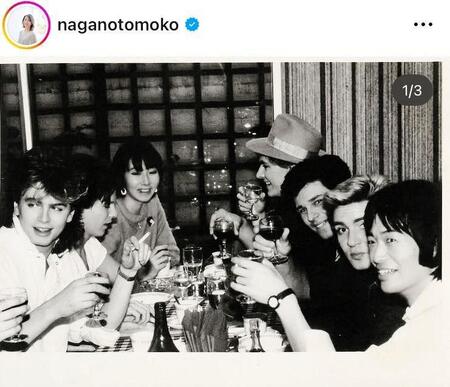 １９８３年、ロンドンでデュラン・デュランを取材後の打ち上げで。長野智子のインスタグラム＠ｎａｇａｎｏｔｏｍｏｋｏ（２月９日付）より 