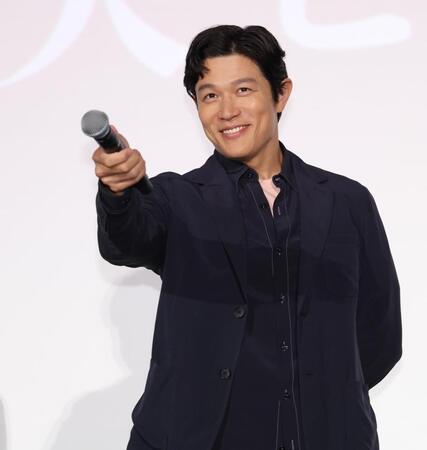 　舞台あいさつで客席に呼びかける鈴木亮平（撮影・西岡正）