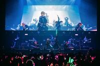 　パフォーマンスを行う「騎士Ｘ　－　Ｋｎｉｇｈｔ　Ｘ　－」（左から）てるとくん、タケヤキ翔、しゆん、ばぁう