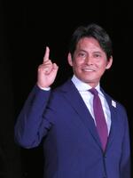 　笑顔で写真に応じる織田裕二