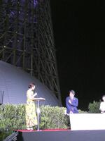 　点灯されたスカイツリーをバックにトークする（中央）