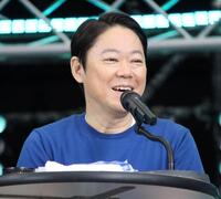 　笑顔を見せる阿部サダヲ