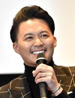 ２２年３月、映画イベントで。花田優一の左手薬指には指輪がきらり