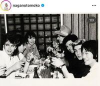 １９８３年、ロンドンでデュラン・デュランを取材後の打ち上げで。長野智子のインスタグラム＠ｎａｇａｎｏｔｏｍｏｋｏ（２月９日付）より 
