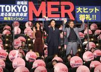 　客席に手を振る（左から）菜々緒、鈴木亮平、江口洋介（撮影・西岡正）