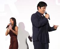 　菜々緒（左）の横でセリフ覚えの様子を再現する鈴木亮平（撮影・西岡正）