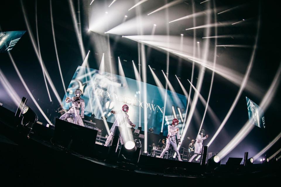 　パフォーマンスを行う「騎士Ｘ　－　Ｋｎｉｇｈｔ　Ｘ　－」（左から）タケヤキ翔、てるとくん、ばぁう、しゆん