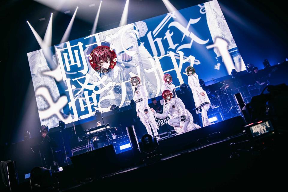 　パフォーマンスを行う「騎士Ｘ　－　Ｋｎｉｇｈｔ　Ｘ　－」