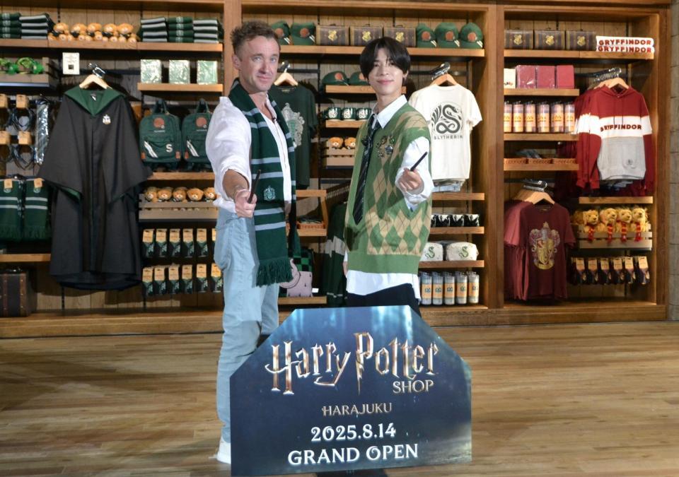 　「ハリー・ポッターショップ原宿　オープン記念イベント」に登場して、杖を片手にポーズを取る松島聡（右）とトム・フェルトン