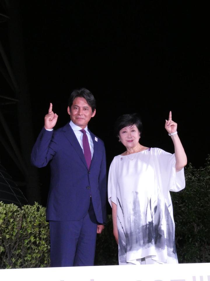 　ポーズを決めて写真に応じる（左から）織田裕二、小池百合子東京都知事