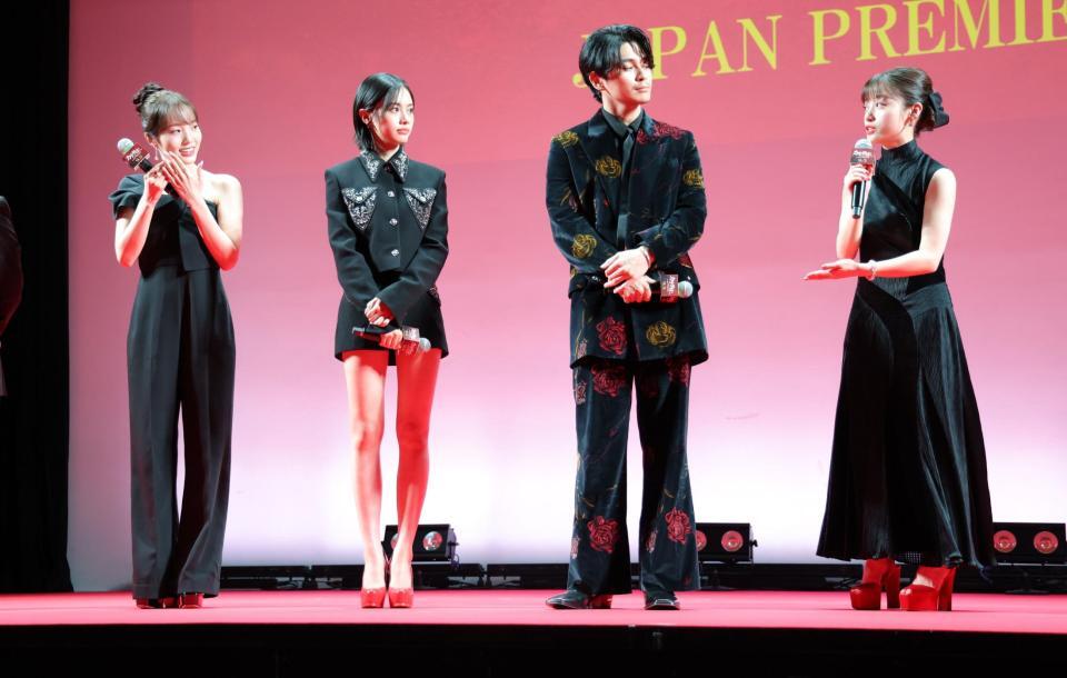 　橋本環奈（右）から印象を聞いて照れる本田真凜（左）＝撮影・西岡正