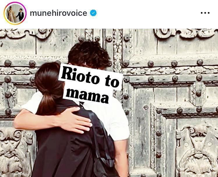 ６年間の英国留学を終えた１５歳息子とハグ。鈴木紗理奈のインスタグラム＠ｍｕｎｅｈｉｒｏｖｏｉｃｅ（７月５日付）より 