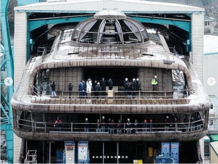 ２３年３月、進水式でのヨット。前澤友作氏のインスタグラム＠ｙｕｓａｋｕ２０２０より