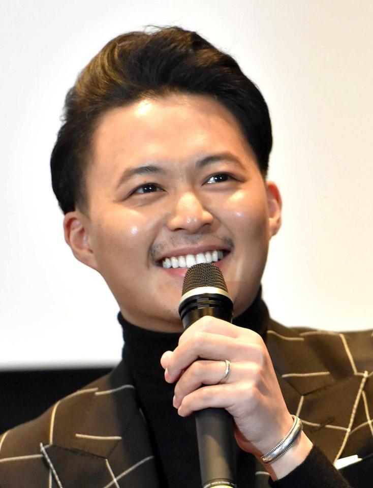 ２２年３月、映画イベントで。花田優一の左手薬指には指輪がきらり