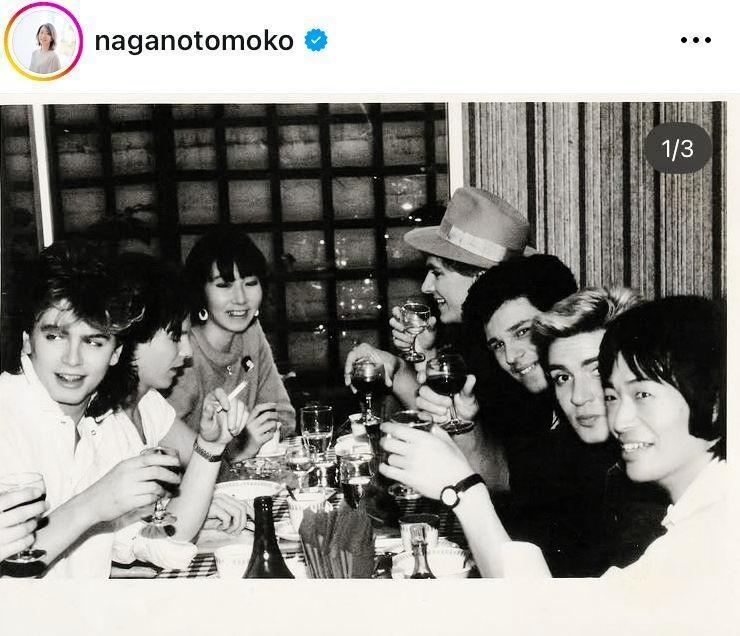 １９８３年、ロンドンでデュラン・デュランを取材後の打ち上げで。長野智子のインスタグラム＠ｎａｇａｎｏｔｏｍｏｋｏ（２月９日付）より 