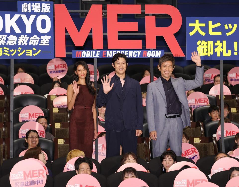 　客席から手を振る（左から）菜々緒、鈴木亮平、江口洋介（撮影・西岡正）