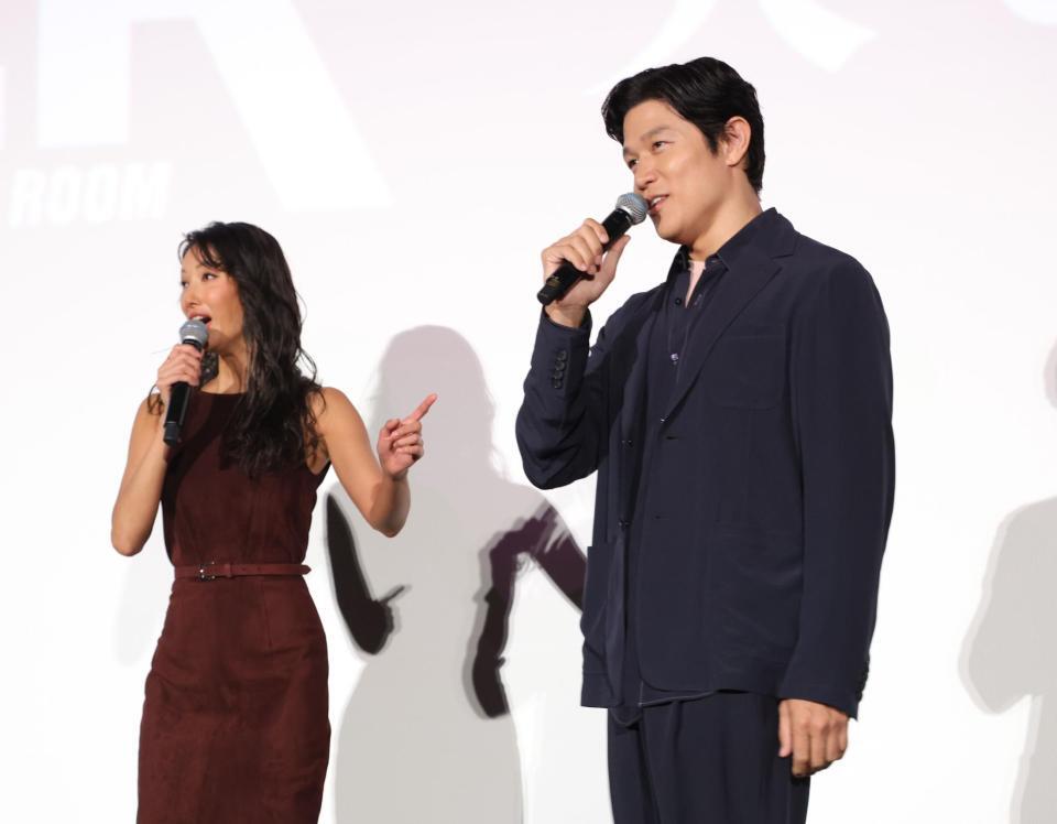 　菜々緒（左）の横でセリフ覚えの様子を再現する鈴木亮平（撮影・西岡正）