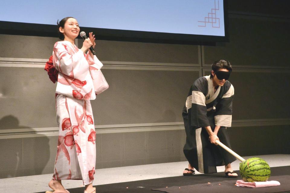 　映画「九龍ジェネリックロマンス」納涼！夕涼み試写会でスイカ割りを行う吉岡里帆（左）と水上恒司