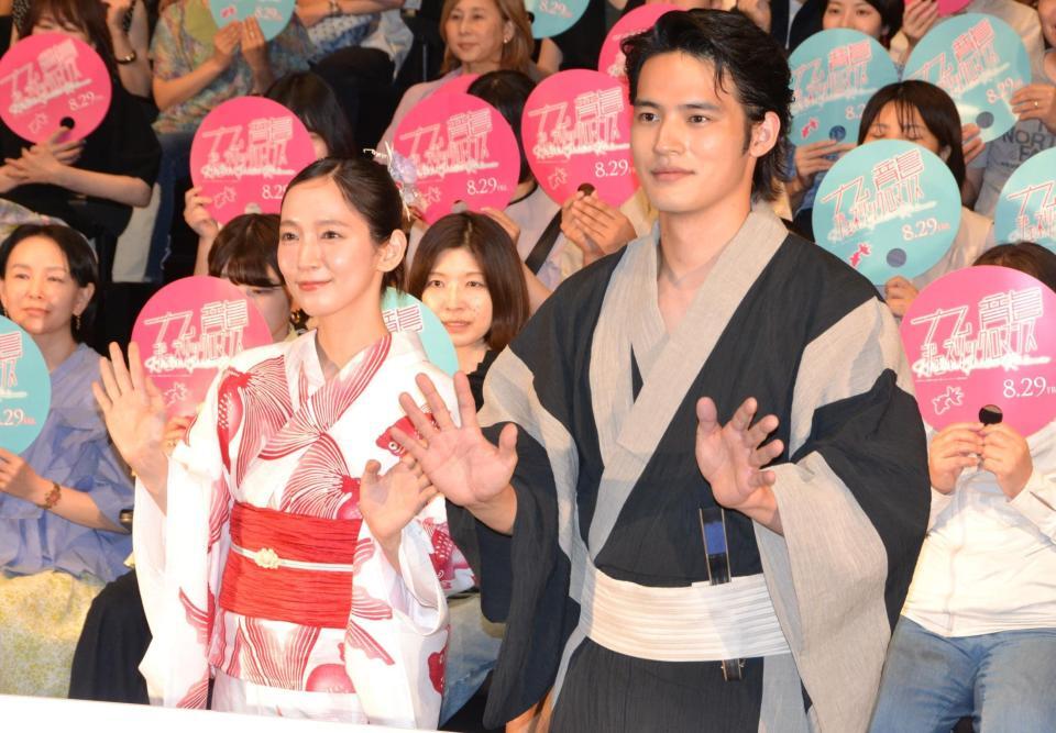 　映画「九龍ジェネリックロマンス」納涼！夕涼み試写会に登場した吉岡里帆（左）と水上恒司