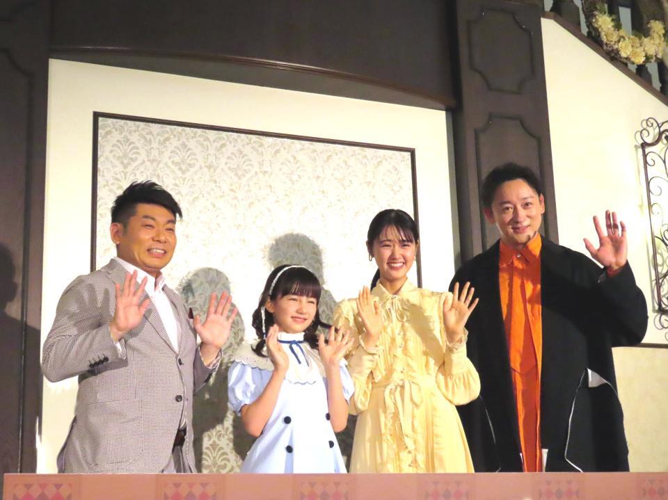 　劇場アニメ「不思議の国でアリスと　－Ｄｉｖｅ　ｉｎ　Ｗｏｎｄｅｒｌａｎｄ－」のイベントに出席した（左から）山本高広、マイカ　ピュ、原菜乃華、山本耕史