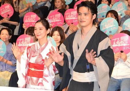 　映画「九龍ジェネリックロマンス」納涼！夕涼み試写会に登場した吉岡里帆（左）と水上恒司