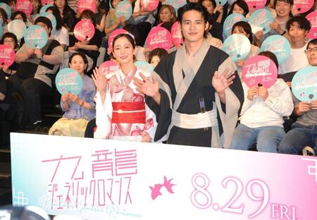 　映画「九龍ジェネリックロマンス」納涼！夕涼み試写会に登場した吉岡里帆（左）と水上恒司