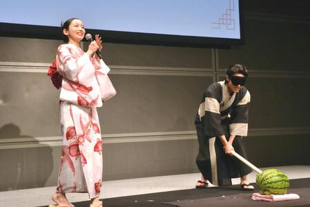 　映画「九龍ジェネリックロマンス」納涼！夕涼み試写会でスイカ割りを行う吉岡里帆（左）と水上恒司
