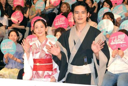 　映画「九龍ジェネリックロマンス」にＷ主演する吉岡里帆（左）、水上恒司